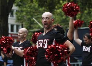 Male-cheerleaders--005